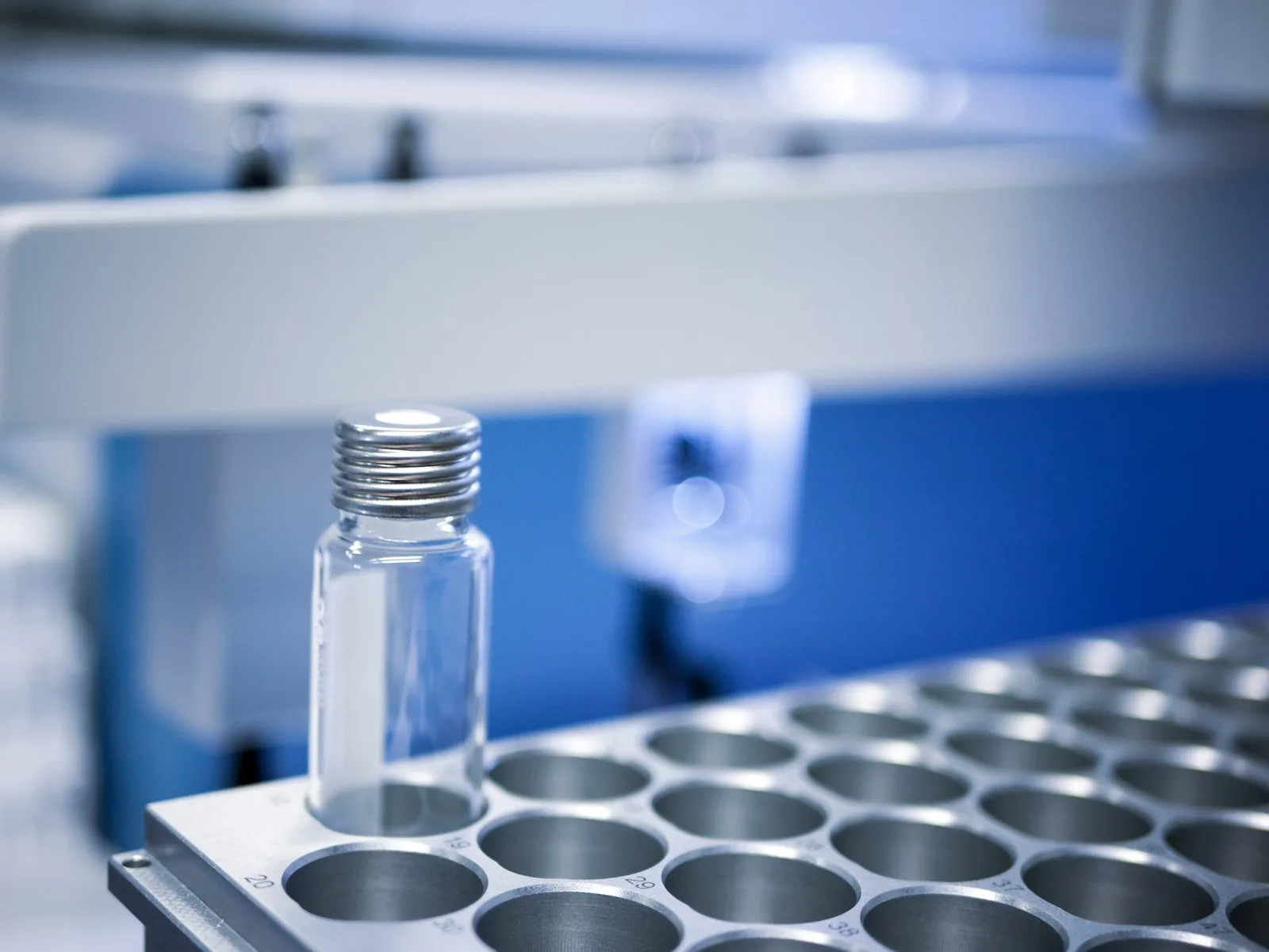 Anti-aging peptidų buteliukai laboratorijoje — CJC-1295, Ipamorelin ir kiti augimo hormonų peptidai 2026 m.
