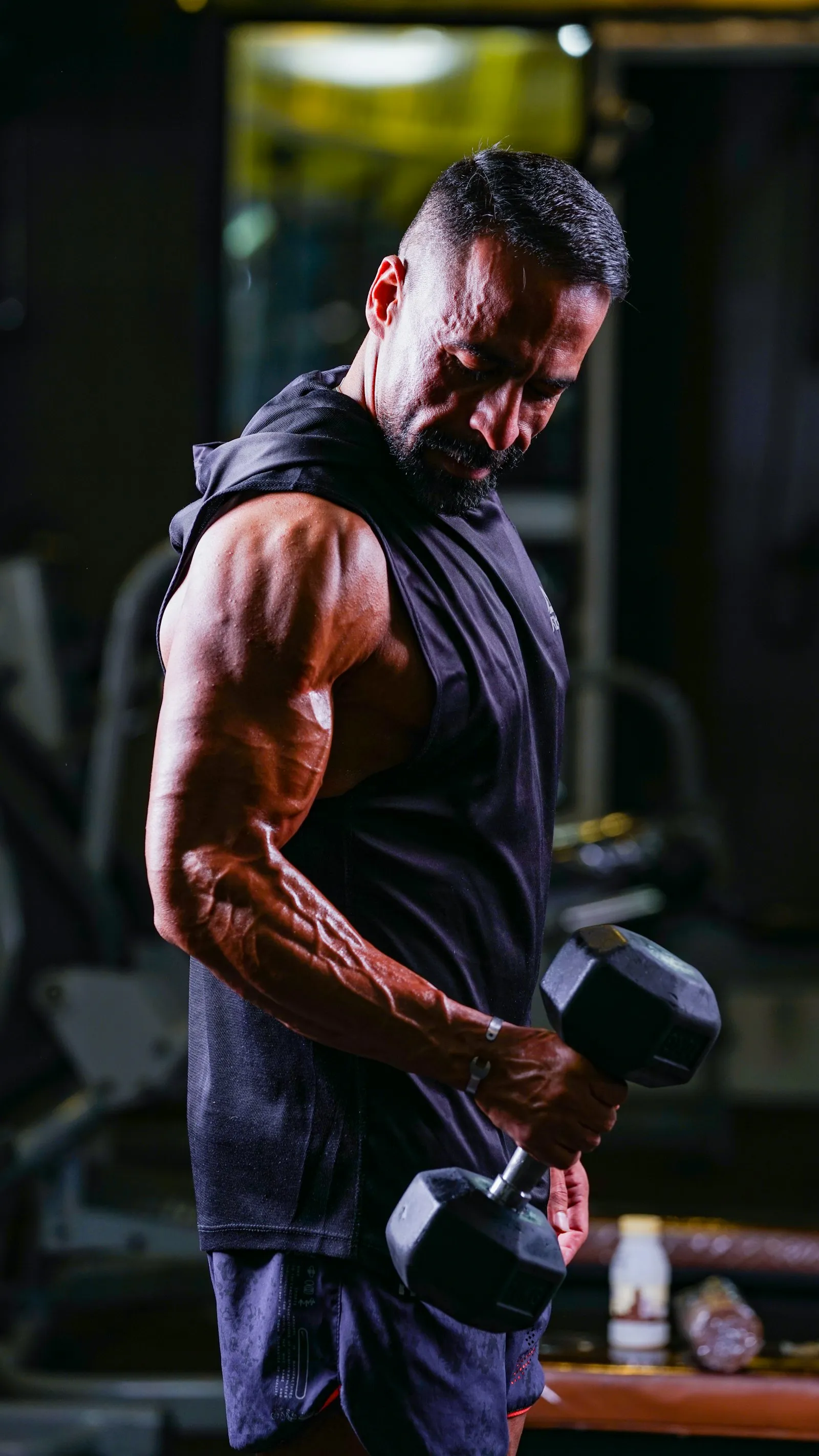 Vyras 40+ sporto salėje — testosterono, libido ir erekcijos skirtumas, kuriuos dažnai painiojame