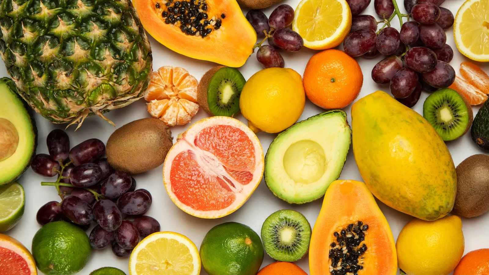 Šviežios uogos ir citrusiniai vaisiai — natūralios vitamino C ir antioksidantų formos yra mokslo įrodyta strategija imunitetui stiprinti
