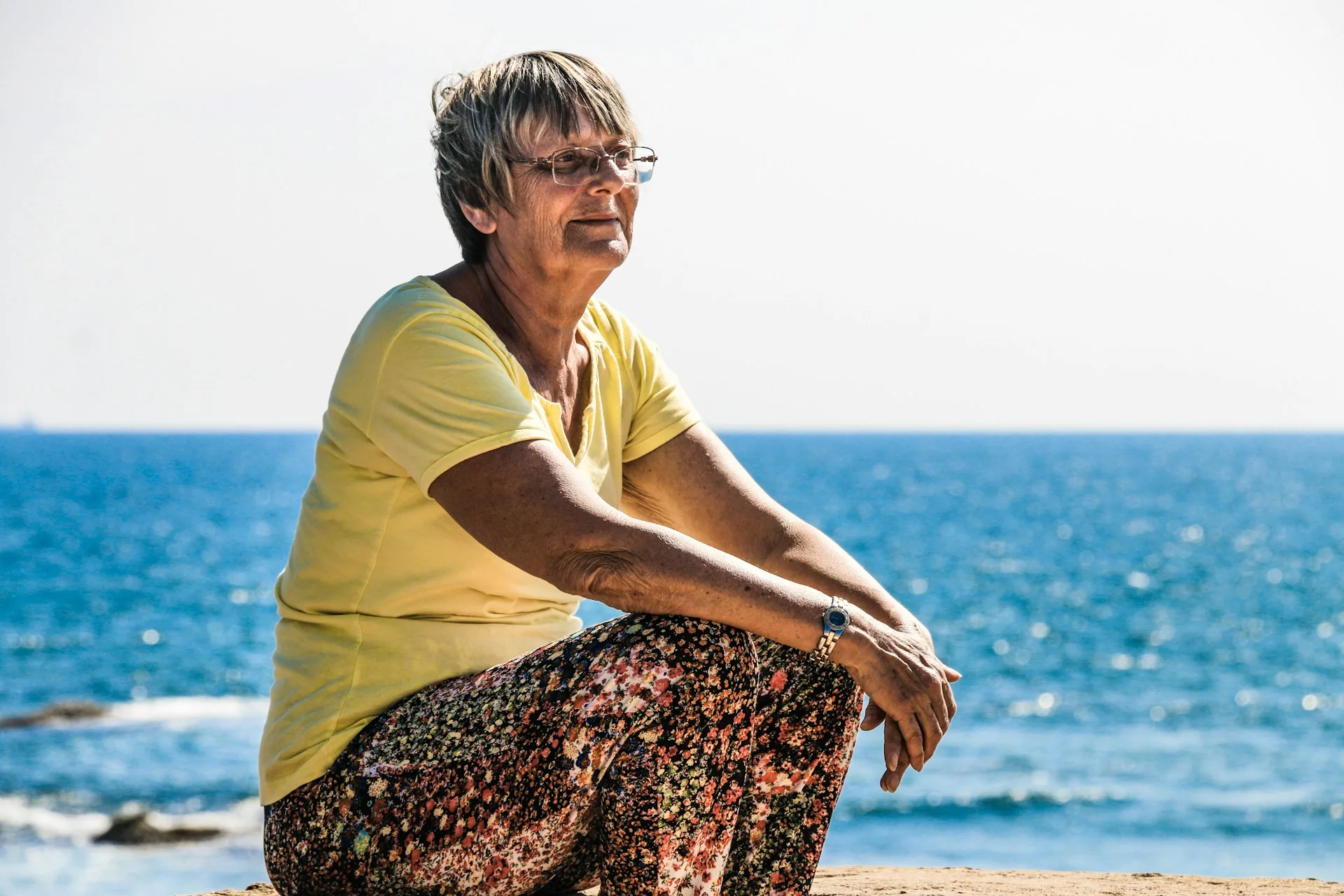 Subrendusi moteris ramioje aplinkoje — menopauzės simptomus galima reikšmingai sumažinti per mitybą, miego protokolą ir mokslo įrodytas intervencijas